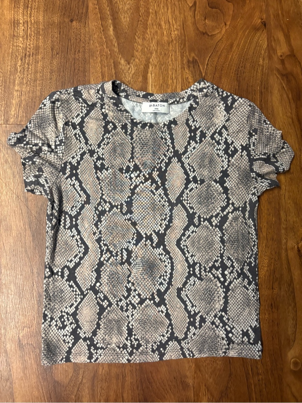 Babaton Black and Gray Snake-Print Short Sleeve Top - Picture 2 of 4